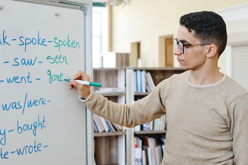 Profesor enseñando conjugación de verbos en un curso de inglés en Santa Marta.